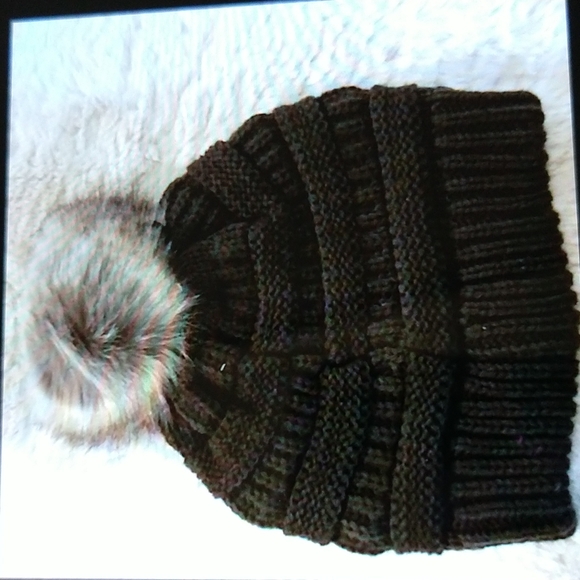 NWT. Vegan fur pom beanie - Picture 2 of 2
